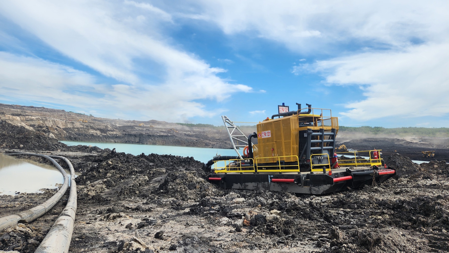 Pompa dewatering Atlas Copco beroperasi di area tambang terbuka